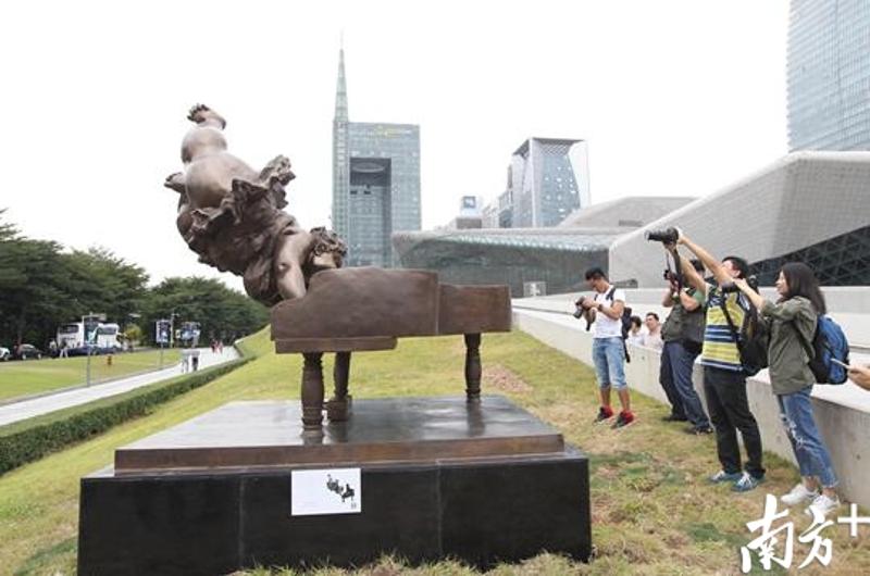 今天上午，广州雕塑院院长许鸿飞作品《飞琴》落户广州大剧院。南方日报记者 李细华 摄