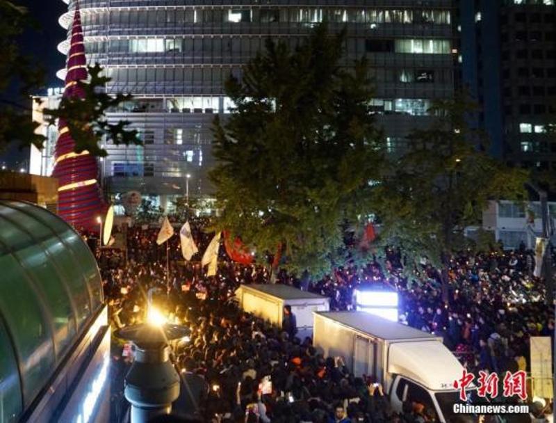 10月29日晚，近两万名韩国民众及民间团体人士在首尔市中心举行烛光集会，谴责“亲信干政事件”给韩国社会带来的不良影响，要求总统朴槿惠对此事负责。图为集会现场。