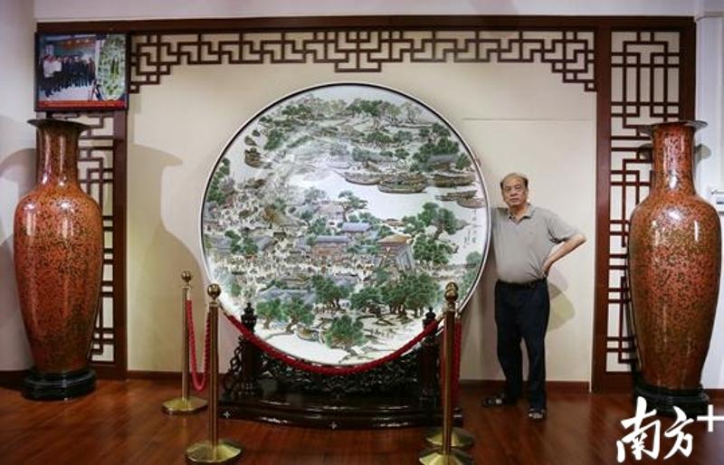 林礼腾在研究曜变天目釉的同时还在另一个领域创造了世界记录——制作2.15米、2.36米大瓷盘。