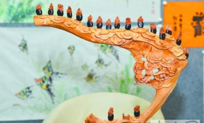 张嵩获得金奖的缅茄作品——《十八罗汉》。