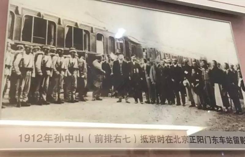 孙中山（前排右七）1912年抵京时在正阳门东车站前留影。