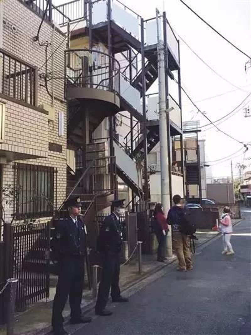 11月5日下午，警察守在东京中野区江歌住所门口。