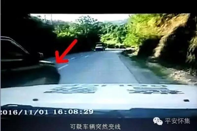 肇庆男子有点猛：开车突然变线撞警车