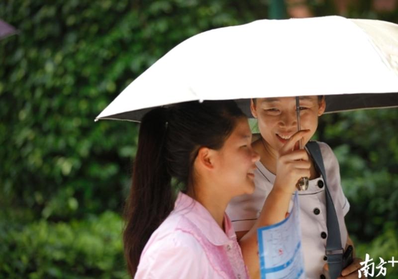 2013年，广州小升初民校考试6月29日开考。考试结束后家长带着孩子轻松的走出考场。南方日报记者 实习生 毕一民 郭智军 摄
