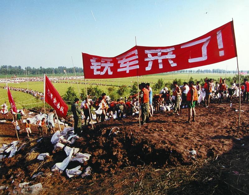 2008年8月，团赴长江抗洪期间，乌林分段大坝出现重大险情，官兵奋战34小时使险坝转危为安。