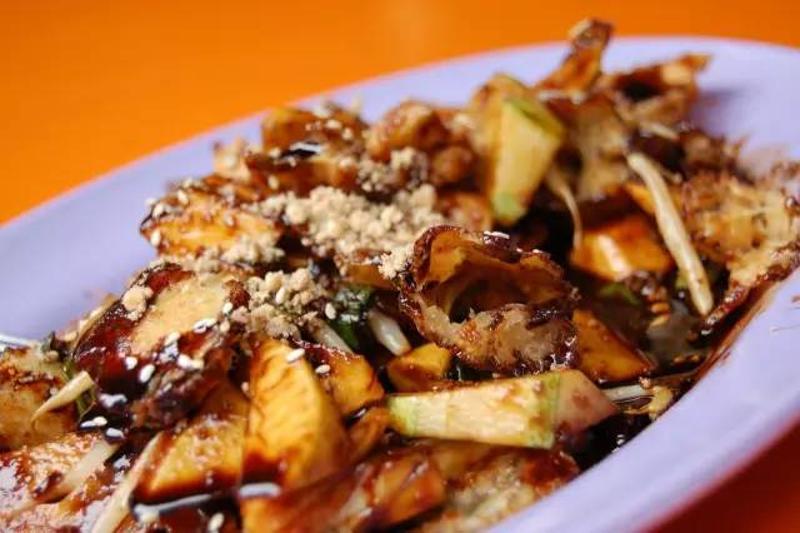 ▲Rojak，来自马来语“混合物”的意思，一种用各种新鲜水果切片，拌上虾膏酱、罗望子汁、糖和辣椒做成的餐前开胃菜，你可以把它看作马来沙拉。