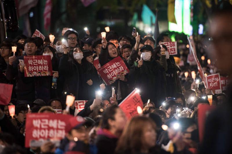 11月12日晚，民众在韩国首尔市中心参加集会。 （图片来源：新华社/法新）