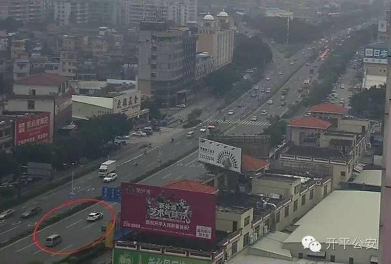 警车为面包车开道，直奔医院。