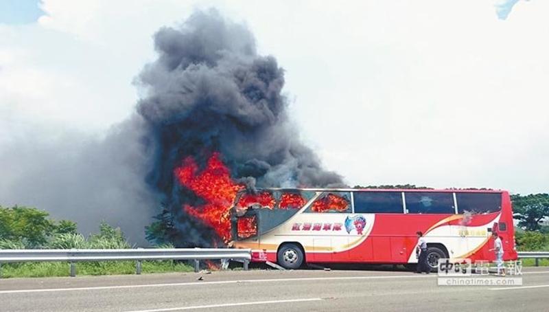 7月19日，陆客游览车在台发生火烧车事故，造成26人死亡。（图片来源：台湾《中时电子报》）