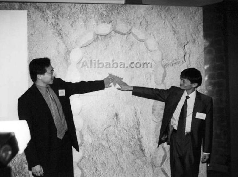 1999年，马云和蔡崇信在香港，宣布成立阿里巴巴。