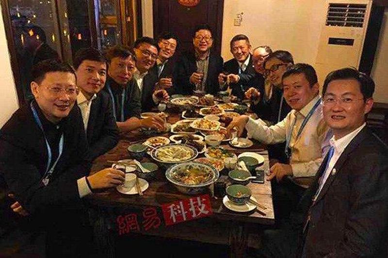 2015年,饭局的阵容扩大到11人,李彦宏,马化腾,张朝阳,曹国伟,梁建章等