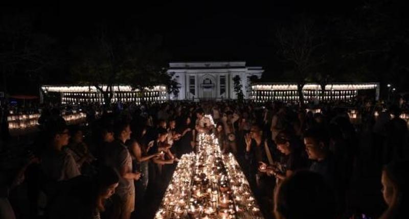 2016年11月13日，泰国清迈，一年一度的水灯节在清迈举行。当地民众和游客在清迈市中心点灯。