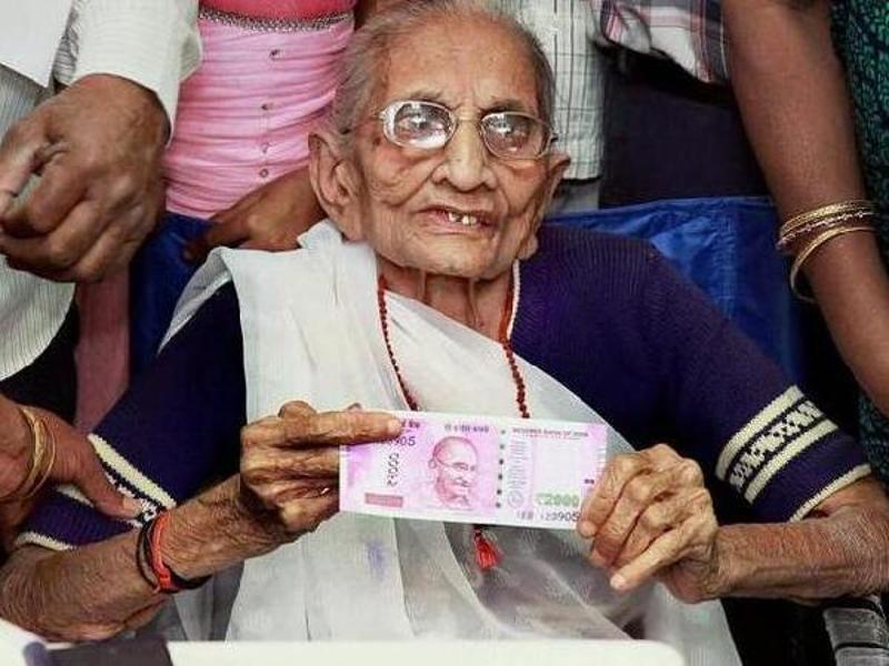 11月15日，印度总理莫迪的母亲向记者展示兑换的2000卢比面值的钞票。（图片来源：印度媒体）