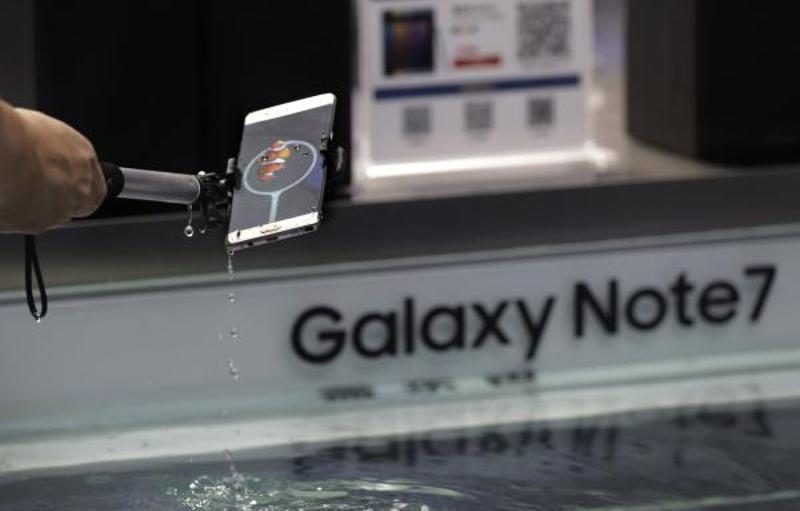 2016年9月1日，顾客在北京一家购物中心的三星展位试用Galaxy Note 7 手机。