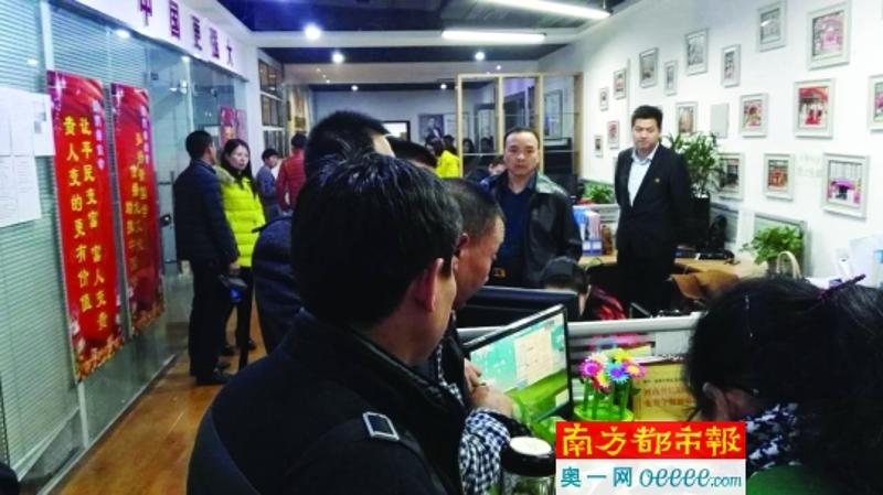 各地代理商、加盟饭店来到龙道集团位于郑州的办公室维权。受访者供图