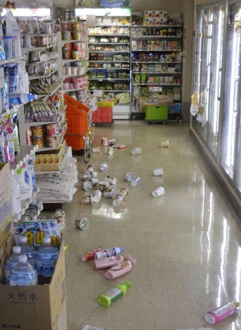 为便利店的商品因地震散落地上。