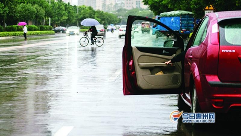 市区江北新湖一路，一位司机在路边临时停车。从左侧开出的车门对后车的行驶造成了一定隐患。 《东江时报》记者周楠 摄