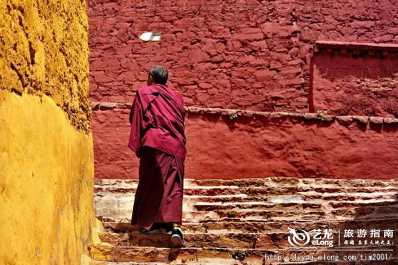 甘丹寺僧人（图片来源：艺龙旅行专家 TIM生命過客）