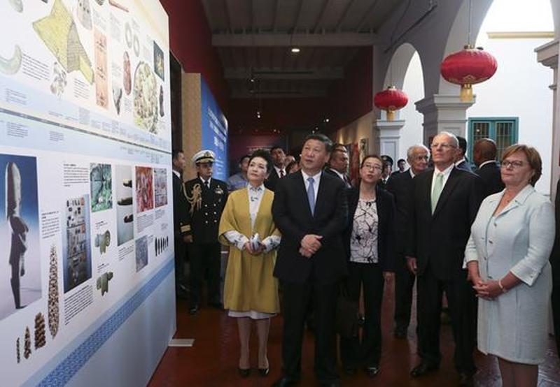 11月21日，国家主席习近平和夫人彭丽媛在利马同秘鲁总统库琴斯基和夫人兰格共同出席中拉文化交流年闭幕式并参观“天涯若比邻-华夏瑰宝展”。新华社记者 兰红光 摄