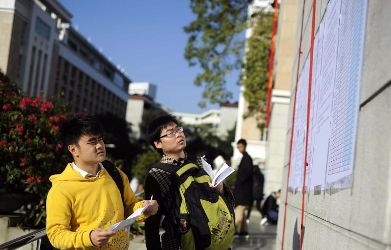 今天，在2017年度中央机关及其直属机构公务员笔试华南师范大学考点，考生们寻找自己所在试室。广州参考·广州日报记者 邱伟荣摄