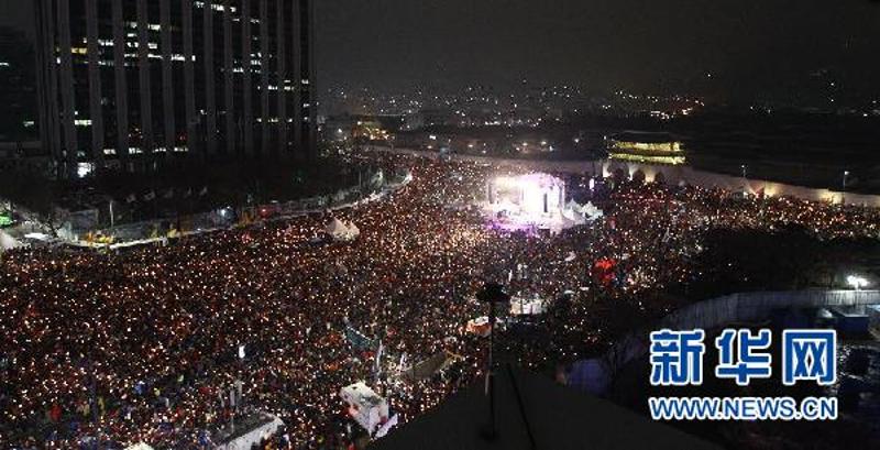 11月26日，在韩国首尔，集会人群挤满光化门广场。当日，韩国民众在首尔市中心举行大规模集会，要求朴槿惠总统对“亲信干政”事件负责并立即下台。新华社记者姚琪琳摄