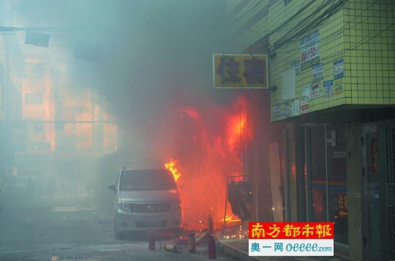 27日，深圳龙岗，被反锁在出租屋中的两名女童玩火引发火灾。 南都记者 刘晨 摄