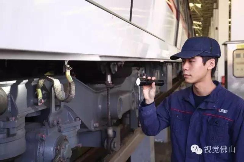 ↑广佛线夏南车辆段工作人员正在检修列车转向架。