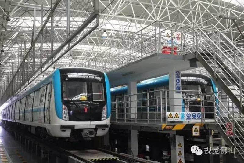 ↑地铁广佛线夏南车辆段列车在工位上等待检修。