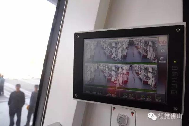 ↑地铁驾驶室内的监视器可以收到全车监控摄像头的图像。