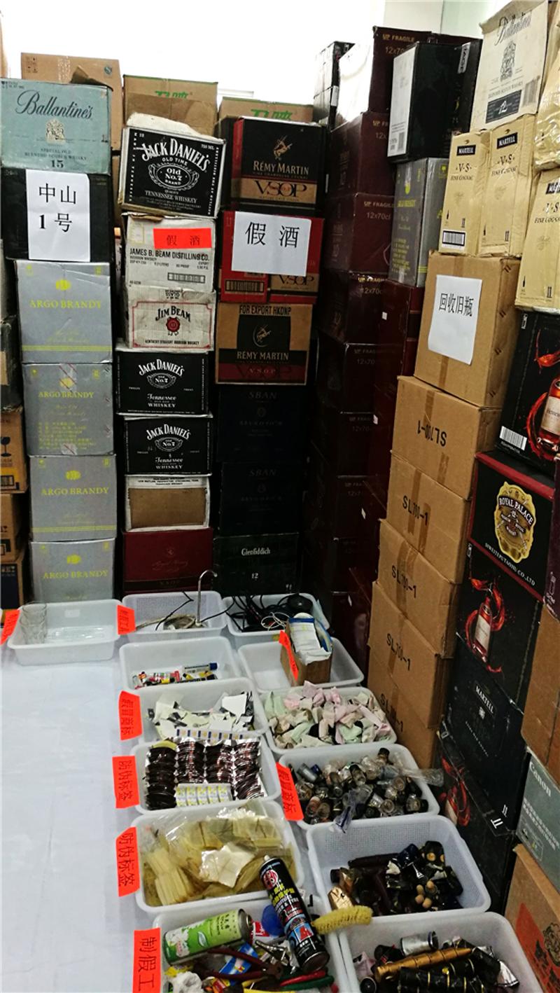 江门警方查获了一大批制作假酒的工具以及假酒成品。全泽超 摄 