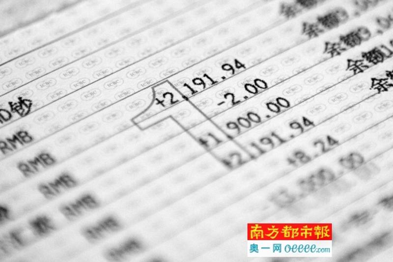 参加“以房养老”后，冯叔夫妇的存折里每月都有一笔养老金入账。