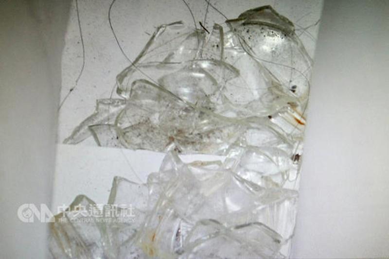 警方找到装化学品的玻璃瓶碎片