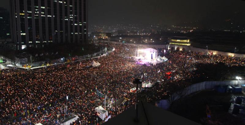 11月26日，在韩国首尔，集会人群挤满光化门广场。 当日，韩国民众在首尔市中心举行大规模集会，要求朴槿惠总统对“亲信干政”事件负责并立即下台。（新华社记者姚琪琳摄）