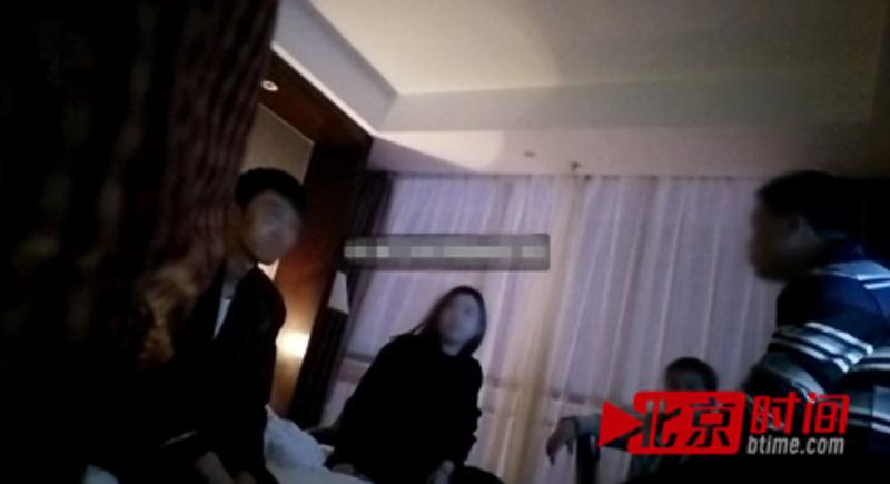张辉被妻子“捉奸在床”场景 图 北京时间