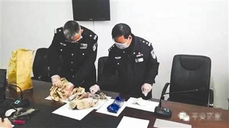 茫崖警方在整理死者的遗物。警方供图