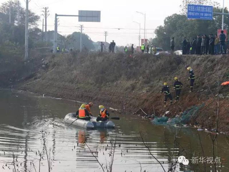 12月2日，救援人员在现场搜救。新华社记者 肖艺九 摄