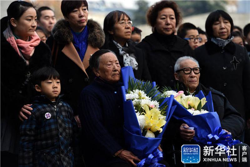 ↑12月3日，南京大屠杀幸存者夏淑琴（前中）、余昌祥（前右）与家人一同参加家祭活动。新华社记者 韩瑜庆 摄