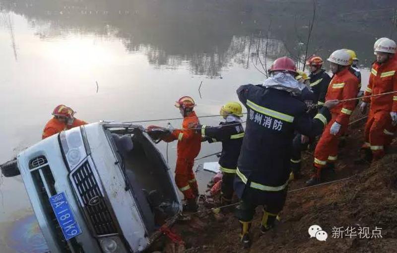 12月2日，救援人员在现场打捞事故车辆。新华社 发