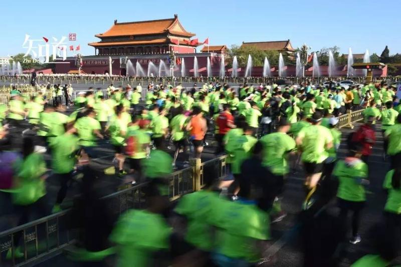 2016年4月17日，2016北京国际长跑节开跑。图为参赛选手在比赛中。（新华社/图）