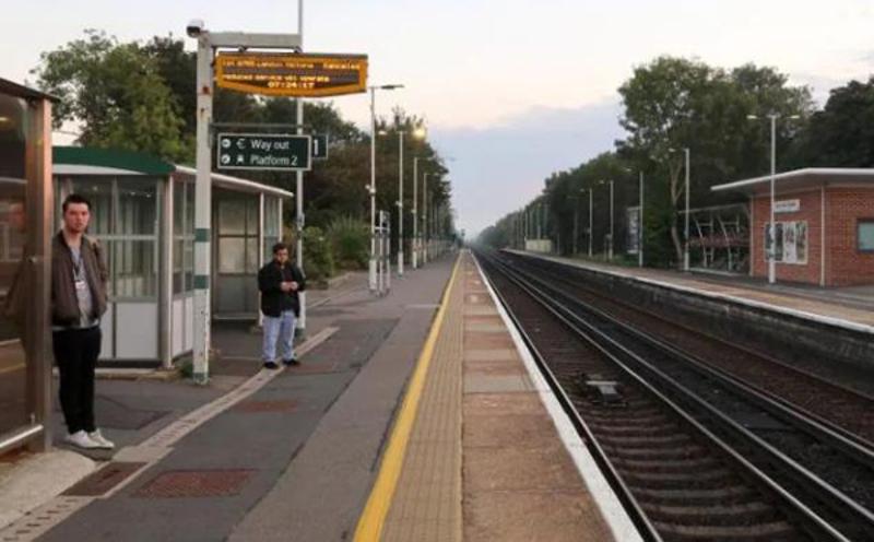 图为英国一火车站照片。（图片来源：英国《每日电讯报》网站）