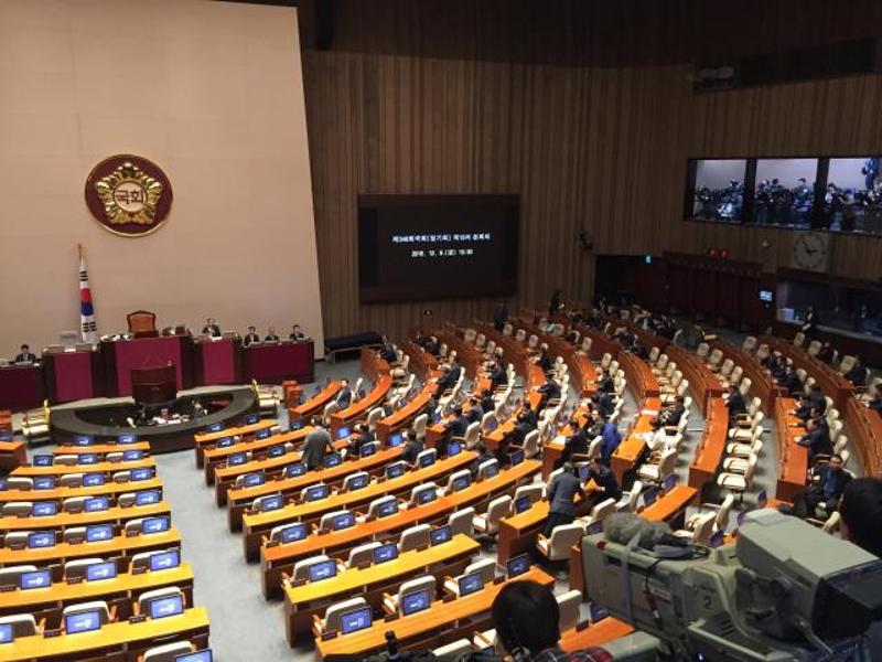 韩国国会当地时间12月9日下午开始就针对总统朴槿惠的弹劾动议案进行投票表决。新华社发（金灏玟摄）