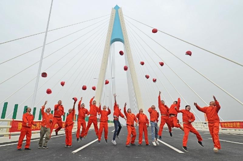 2016年11月18日，魁奇路东延线二期正式通车，在场施工人员兴奋地来了个跑帽合影。