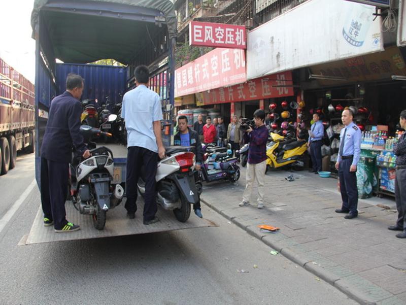 开平公安交警从源头整治超标电动车、助力车。开平交警供图