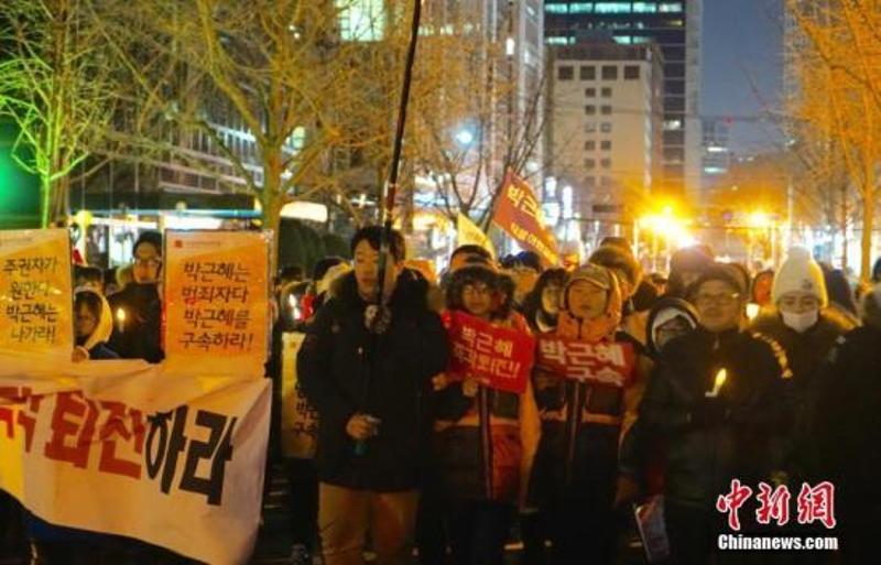 当地时间12月10日，韩国民众举行“亲信干政”事件后第七轮大规模集会。虽然前一日韩国国会通过总统弹劾案，朴槿惠已被暂停总统职权，但示威民众仍高喊口号，要求朴槿惠立即下台。当日也有“亲朴派”市民团体举行游行，反对弹劾案，称“弹劾无效”。中新社记者 吴旭 摄