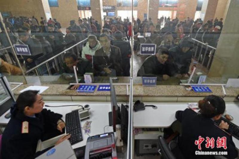 资料图：山西太原火车站售票大厅，工作人员在向旅客发售车票。 记者 武俊杰 摄
