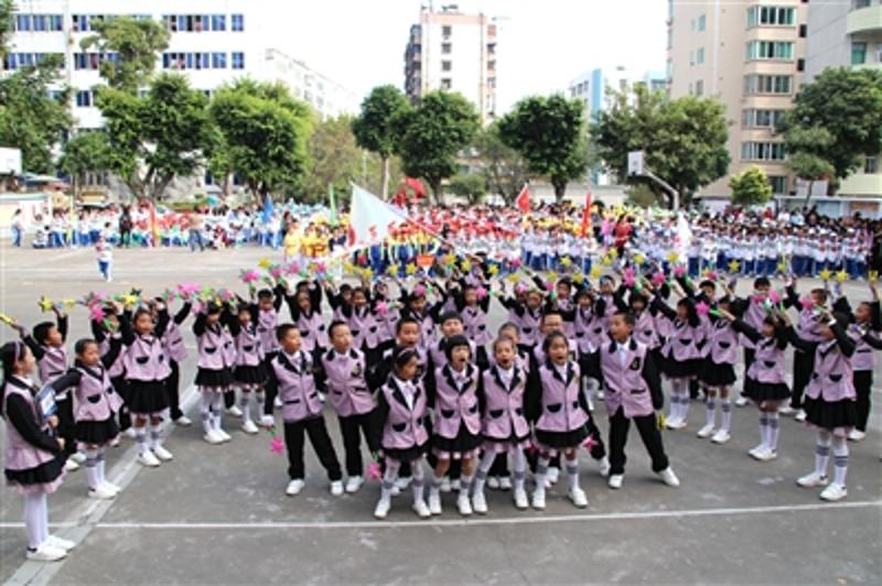 近日,湛江市第十七小学举办体育艺术节暨第十九届校运会.