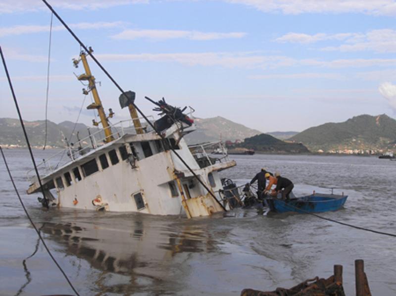 11日晚,一艘船舶在万山岛以南约7海里海域遇险将沉没,两名船员落水