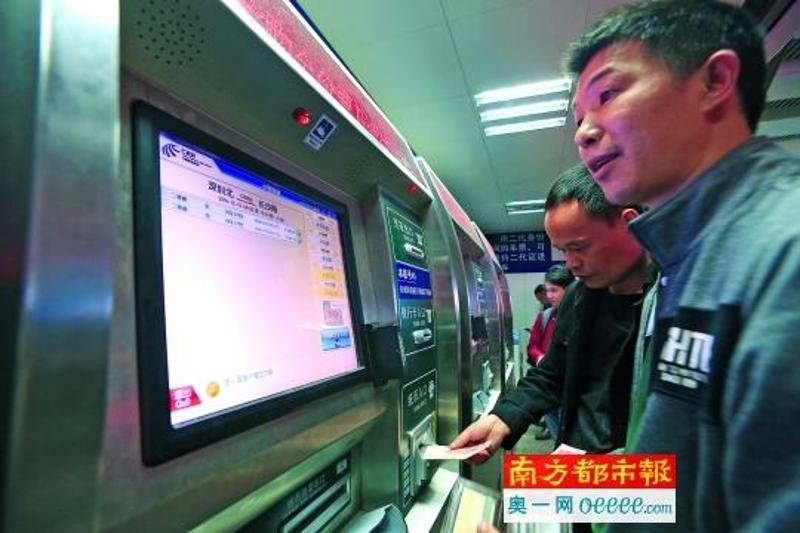 昨日,深圳北站,几位市民在自动售票机前购票。南都记者 赵炎雄 摄