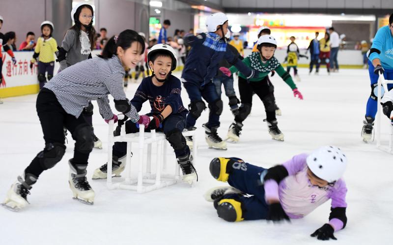 在海口市一家室内滑冰场，儿童们在冰上尽情玩耍