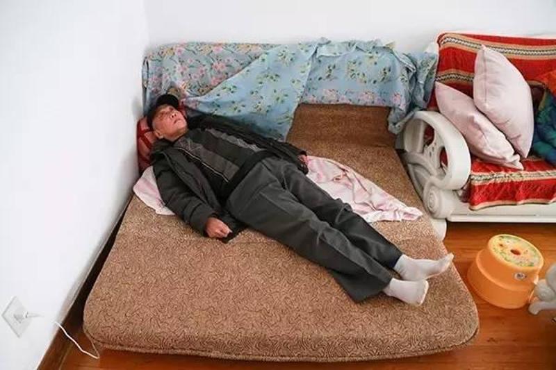 为避噪音，老伴睡次卧，成大伯则在客厅睡折叠床。记者 葛亚琪 摄